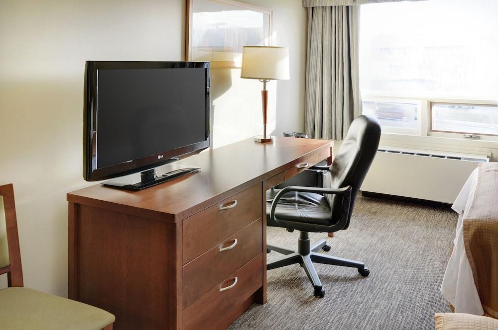Emerald Hotel & Suites Calgary Airport ภายนอก รูปภาพ