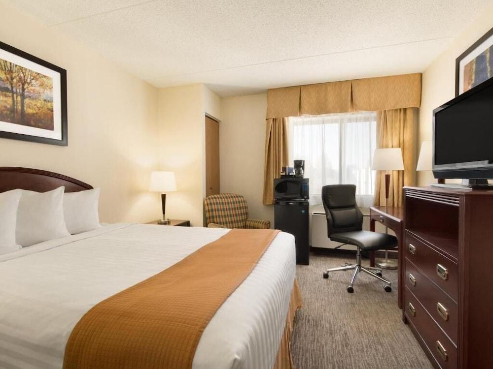 Emerald Hotel & Suites Calgary Airport ภายนอก รูปภาพ