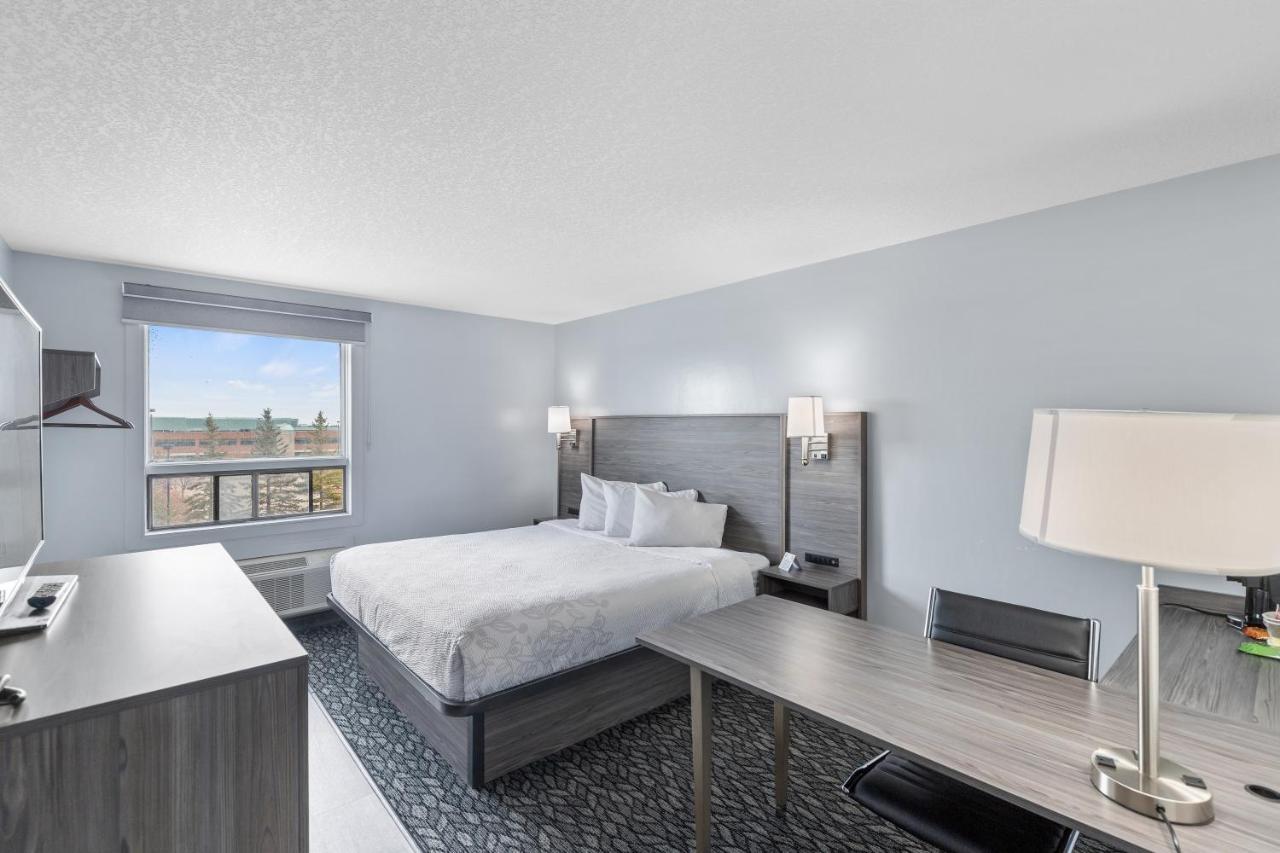 Emerald Hotel & Suites Calgary Airport ภายนอก รูปภาพ