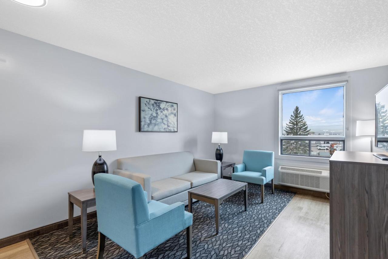 Emerald Hotel & Suites Calgary Airport ภายนอก รูปภาพ