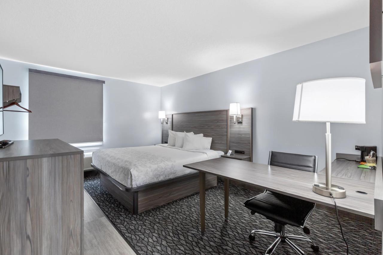 Emerald Hotel & Suites Calgary Airport ภายนอก รูปภาพ