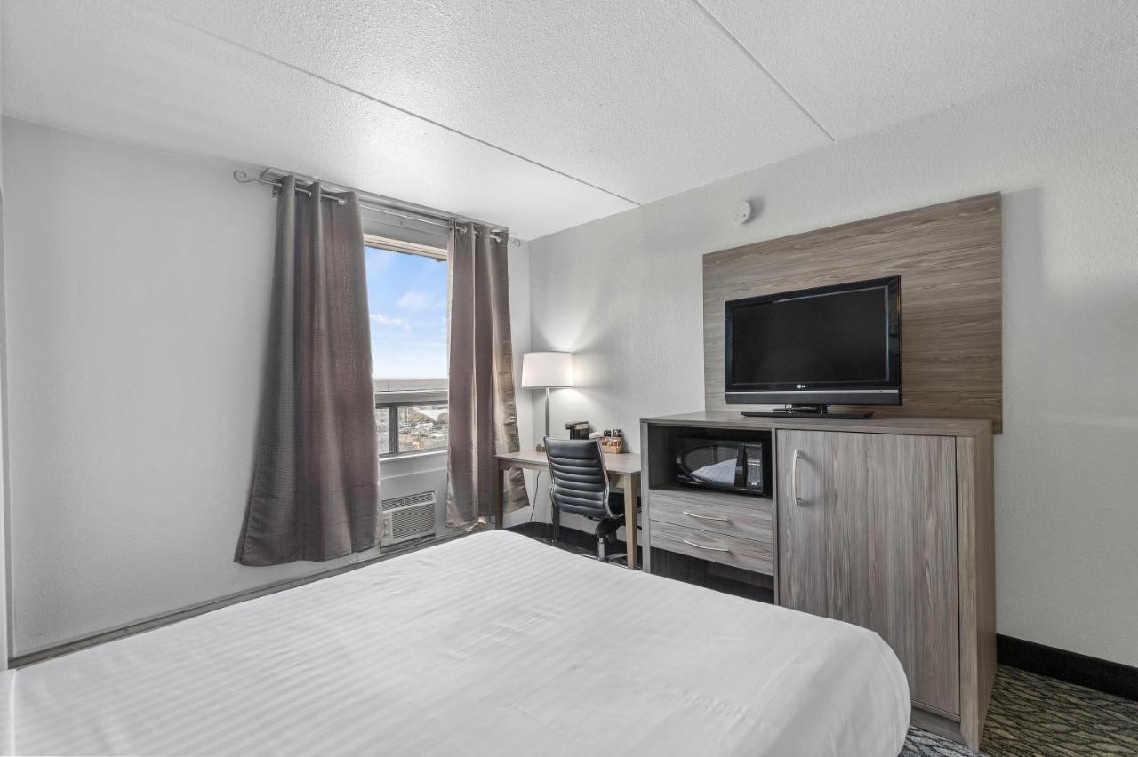 Emerald Hotel & Suites Calgary Airport ภายนอก รูปภาพ