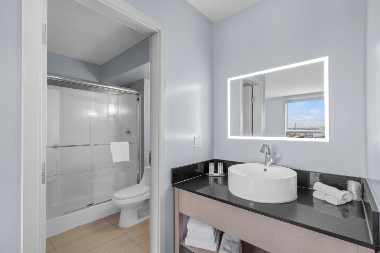 Emerald Hotel & Suites Calgary Airport ภายนอก รูปภาพ