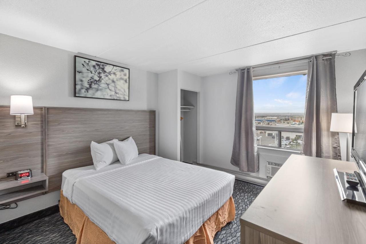 Emerald Hotel & Suites Calgary Airport ภายนอก รูปภาพ