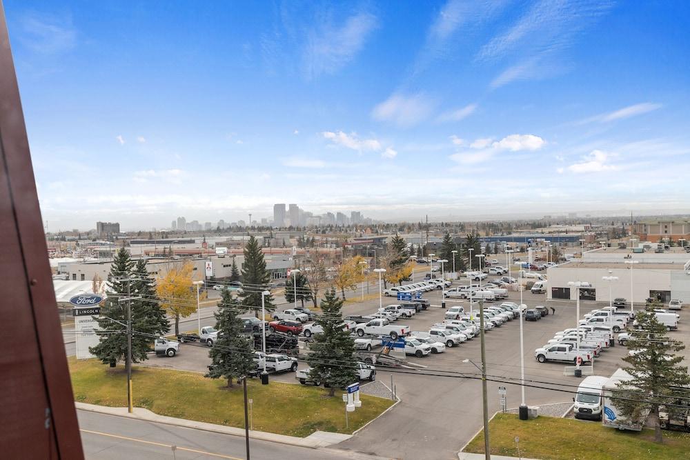 Emerald Hotel & Suites Calgary Airport ภายนอก รูปภาพ