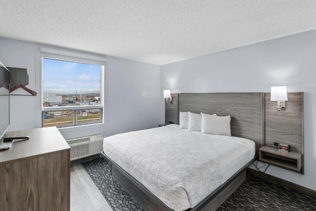 Emerald Hotel & Suites Calgary Airport ภายนอก รูปภาพ