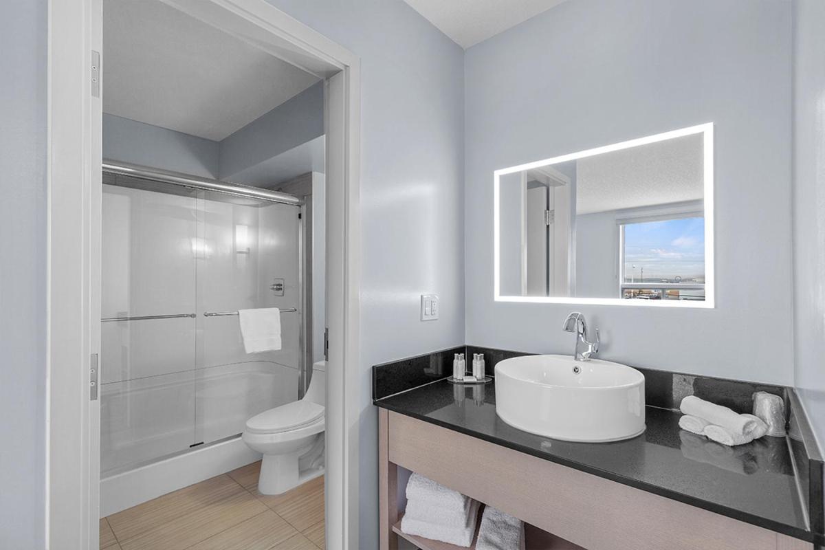 Emerald Hotel & Suites Calgary Airport ภายนอก รูปภาพ