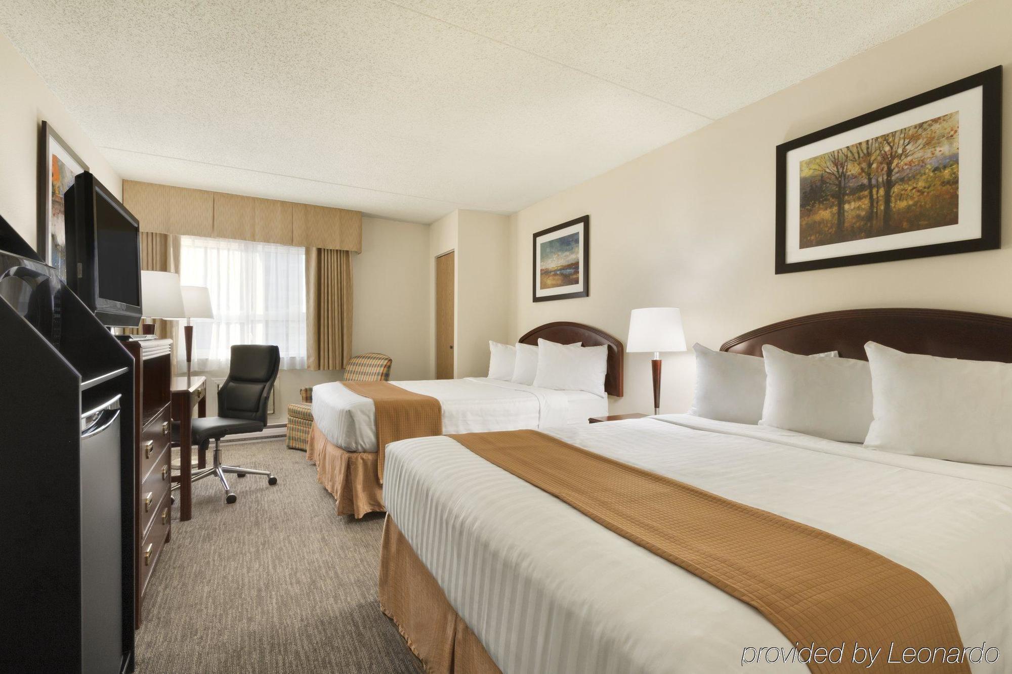 Emerald Hotel & Suites Calgary Airport ภายนอก รูปภาพ