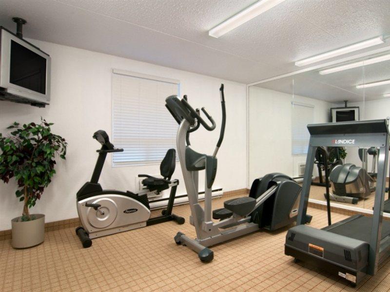 Emerald Hotel & Suites Calgary Airport ภายนอก รูปภาพ