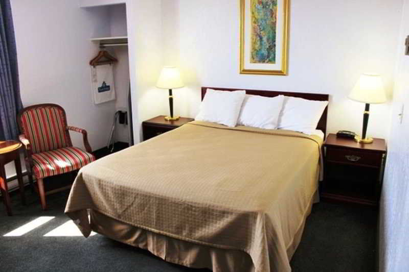 Emerald Hotel & Suites Calgary Airport ภายนอก รูปภาพ