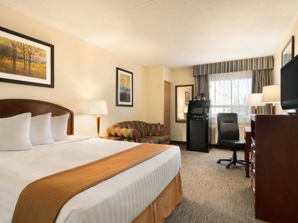 Emerald Hotel & Suites Calgary Airport ภายนอก รูปภาพ