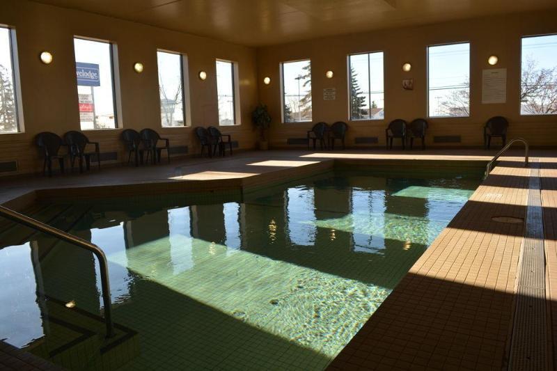 Emerald Hotel & Suites Calgary Airport ภายนอก รูปภาพ