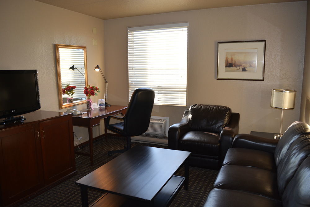 Emerald Hotel & Suites Calgary Airport ภายนอก รูปภาพ