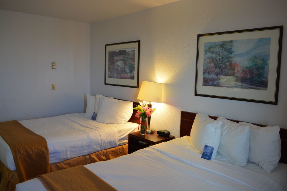 Emerald Hotel & Suites Calgary Airport ภายนอก รูปภาพ