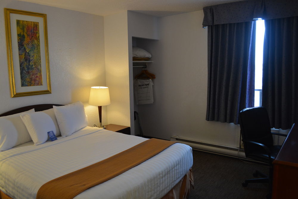 Emerald Hotel & Suites Calgary Airport ภายนอก รูปภาพ