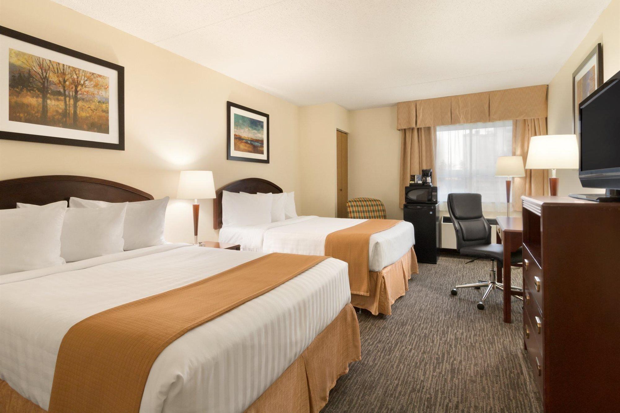 Emerald Hotel & Suites Calgary Airport ภายนอก รูปภาพ