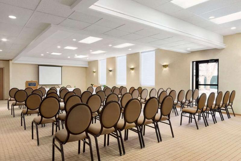 Emerald Hotel & Suites Calgary Airport ภายนอก รูปภาพ