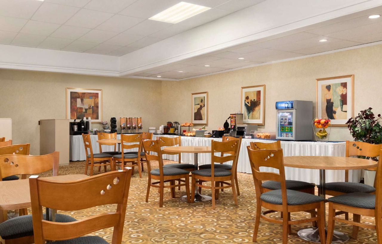 Emerald Hotel & Suites Calgary Airport ภายนอก รูปภาพ